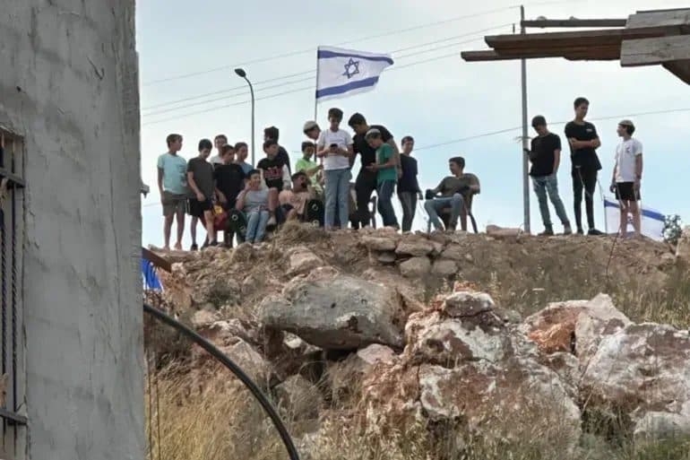 مستوطنون يواصلون اعتداءاتهم في الضفة