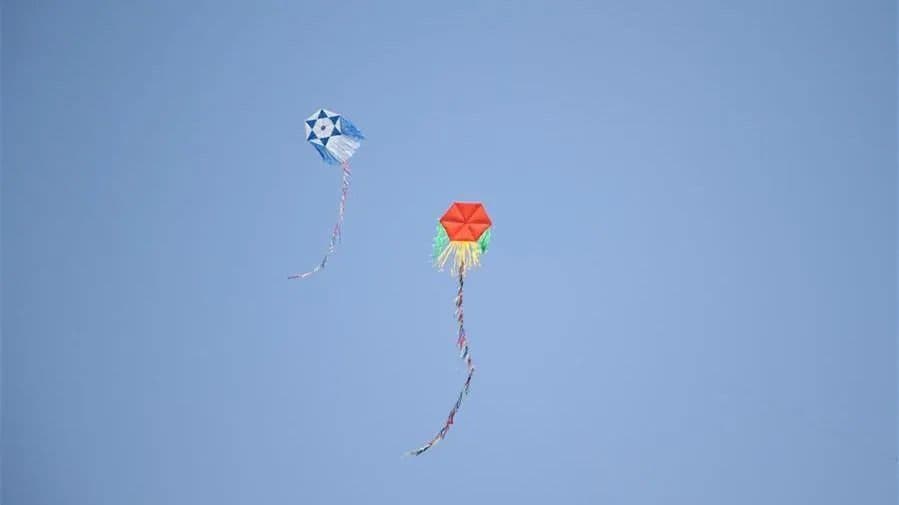 Kites Cause Disruptions as Netanyahu Warns of Gaza Escalation
