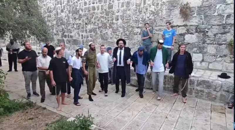 Settlers conduct Jewish rites at Al-Aqsa with soldier present