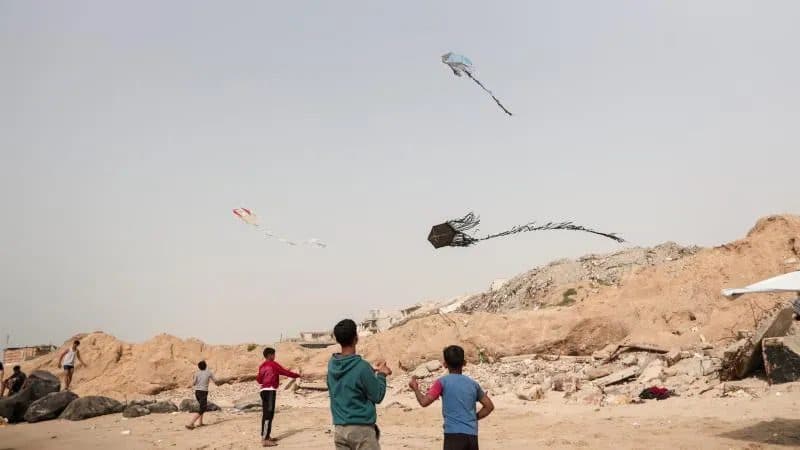 متظاهرون في باريس يدعمون غزة بالطائرات الورقية