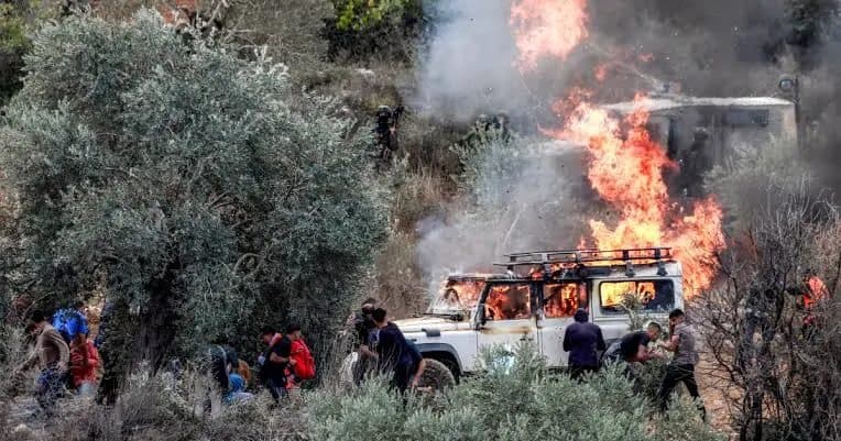 Settlers set vehicles of olive harvesters on fire in Ramallah