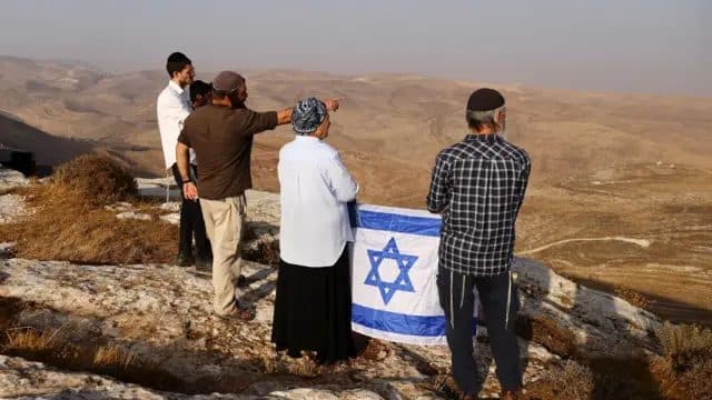 سموتريتش يطلق مسارات سياحية في الضفة