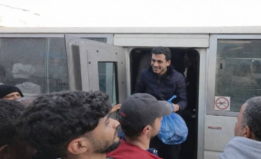 الاحتلال يفرج عن 60 أسيرا من غزة