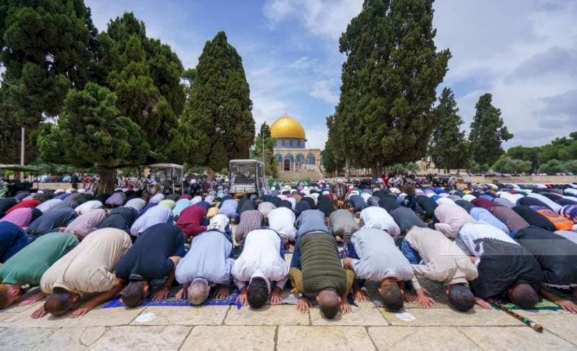 Large crowds pray at Al-Aqsa Mosque