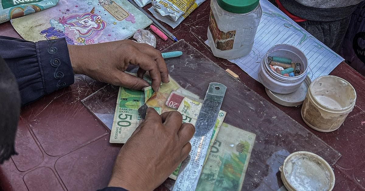 شرطة غزة تفرض استخدام العملات الورقية