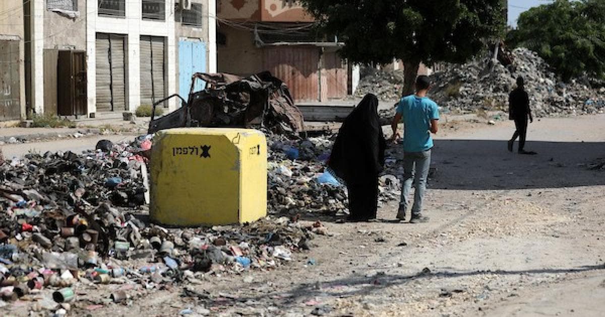 Israeli forces place concrete blocks in Shujaiya to expand control
