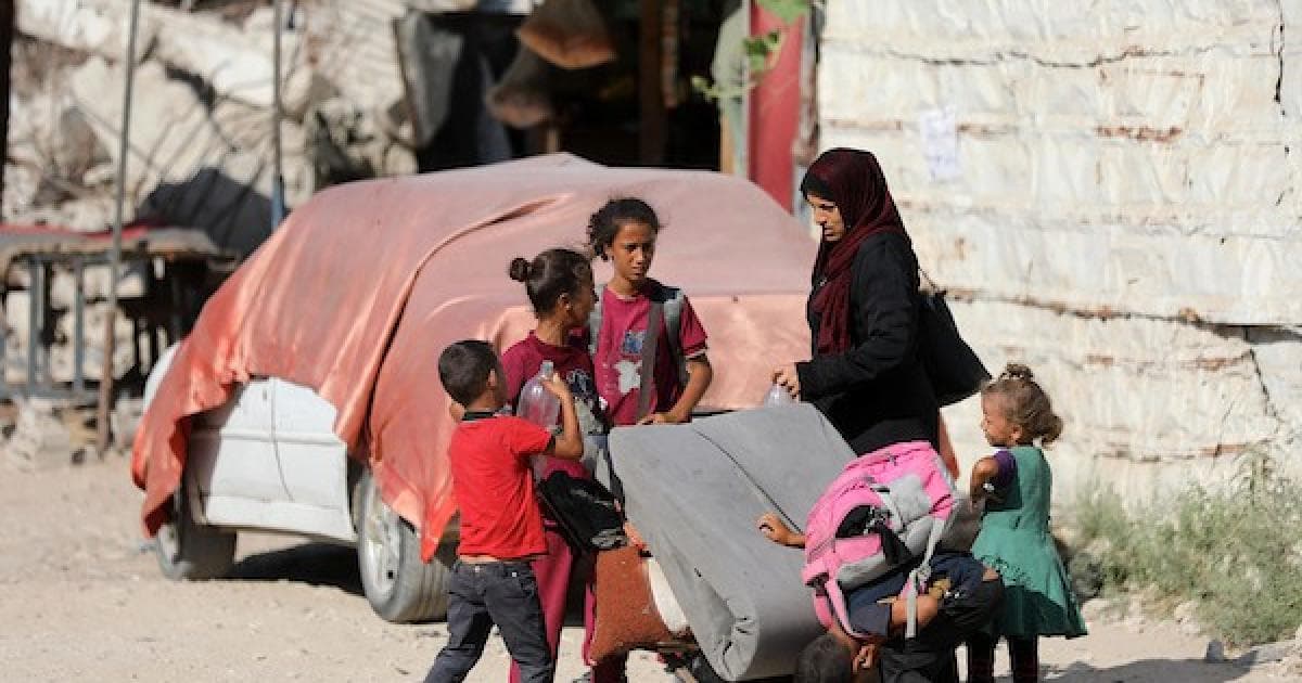 Displaced Palestinians Leave Gaza