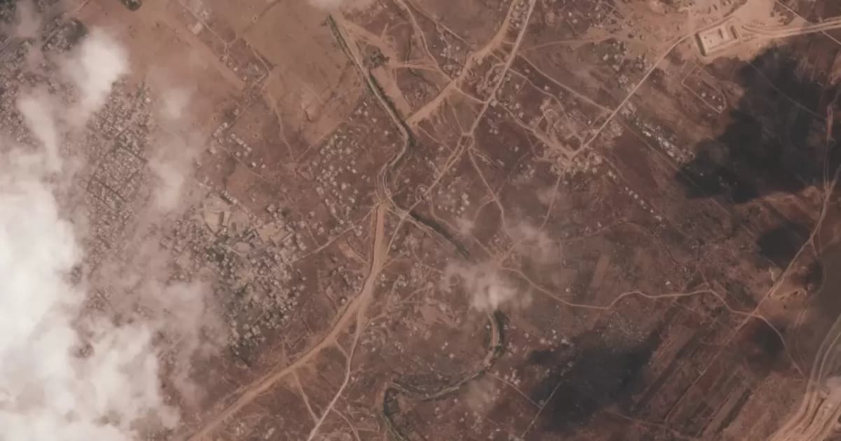 صور تظهر حاجز ترابي يقسم غزة