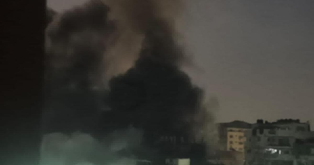 إسرائيل تدمر منزلين بمخيم الشاطئ وتوقع إصابات