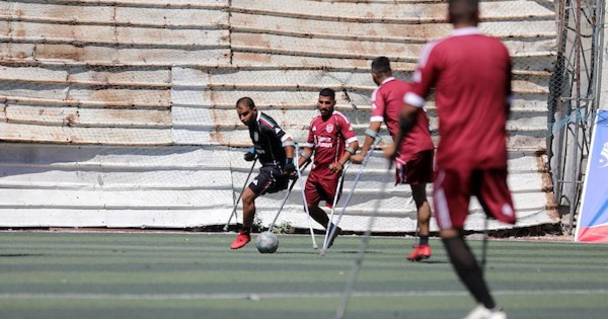 لاعبون فلسطينيون مبتورو الأطراف يشاركون في مباراة رمزية على ملعب غزة