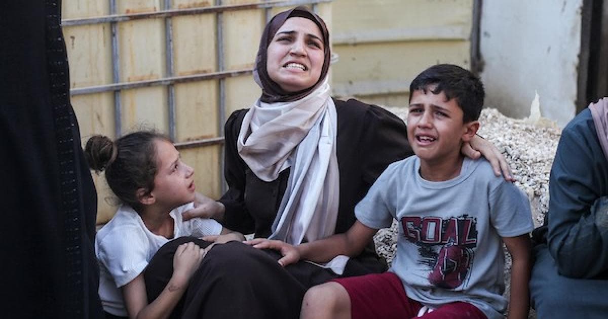 12 شهيدًا في غزة بينهم 7 استُهدفوا خلال تشيع في النصيرات وسط قصف جوي وبحري مستمر وإطلاق نار