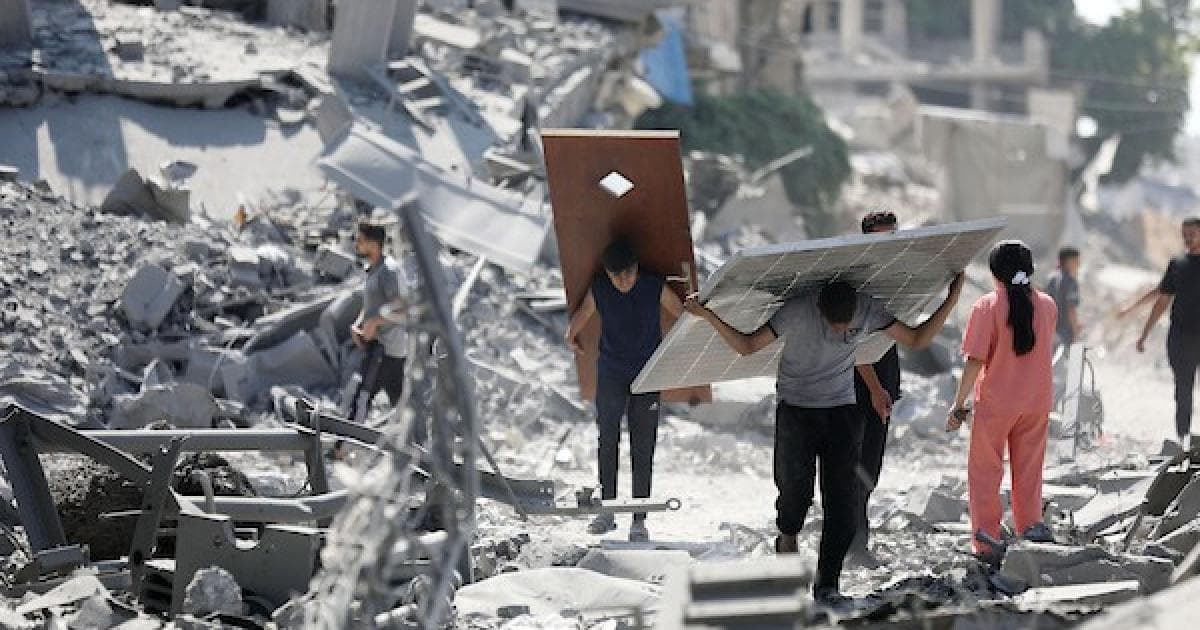 فلسطينيون يبحثون عن ممتلكاتهم بعد غارات في حي الشجاعية
