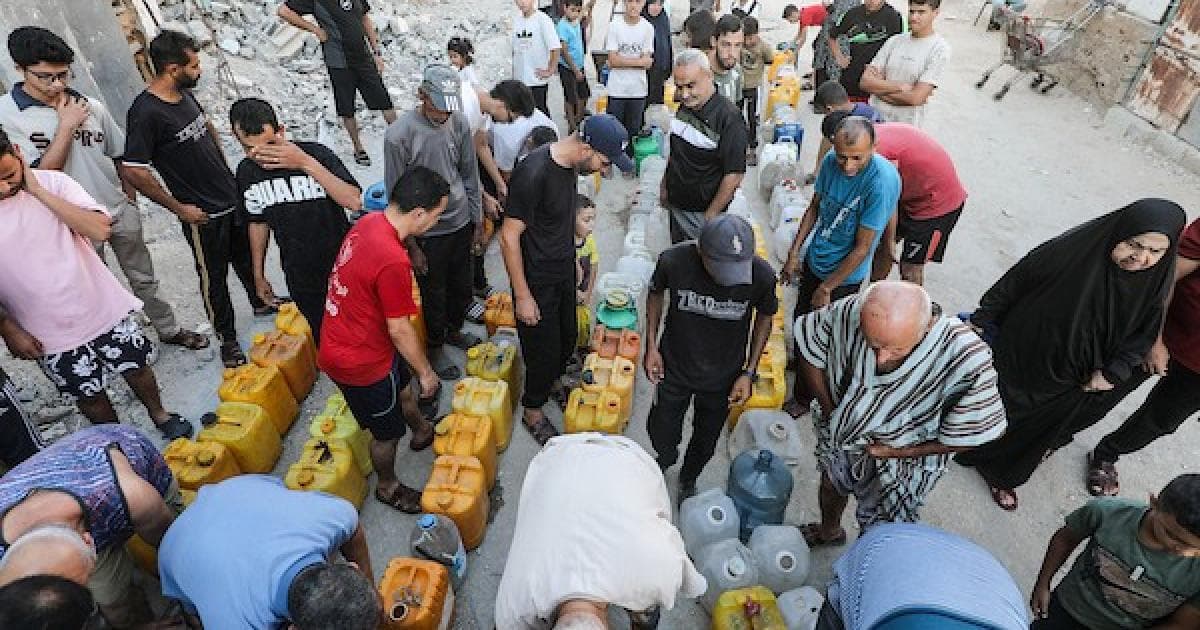 فلسطينيون يتجمعون للحصول على مياه في مخيم البريج