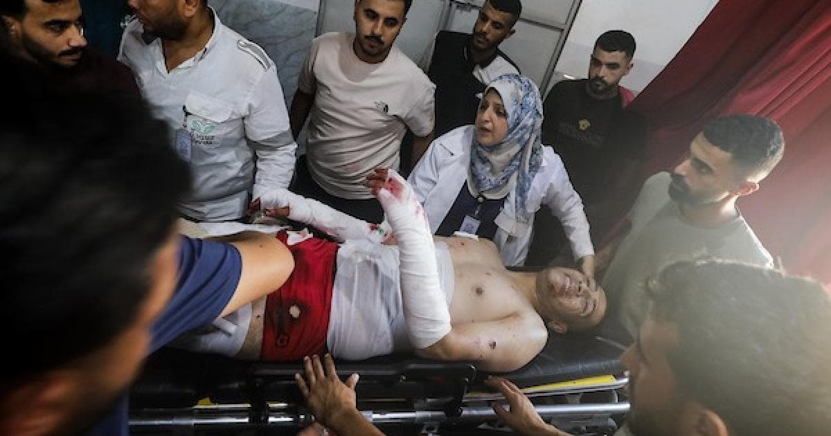 علاج جرحى فلسطينيين في مخيم النصيرات