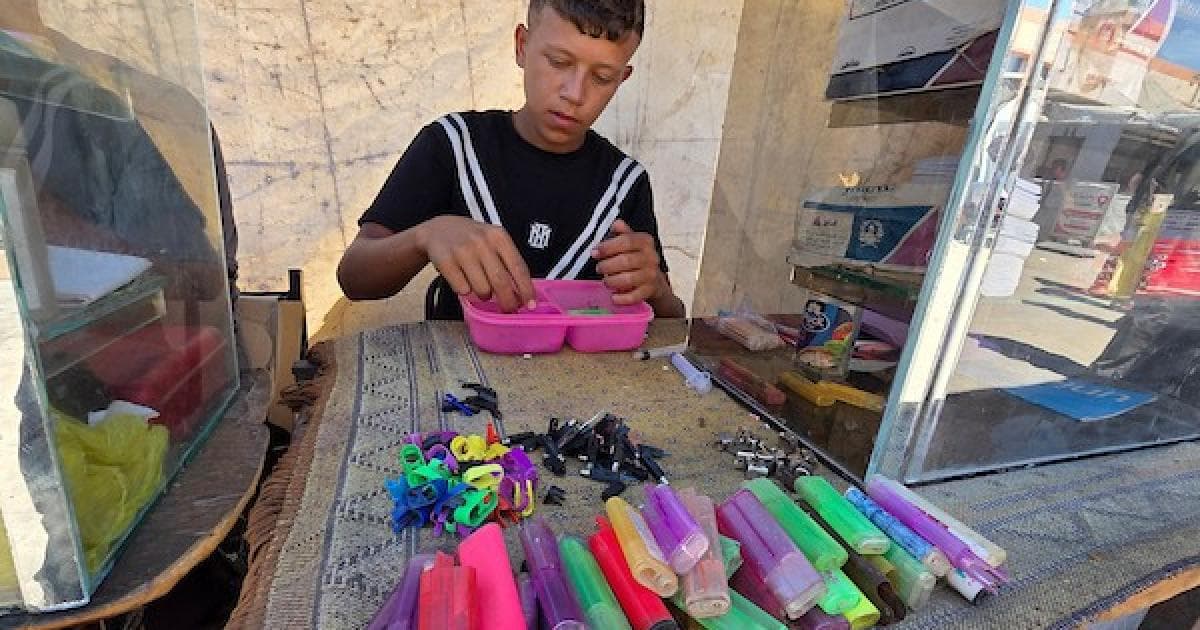 إصلاح الولاعات في خان يونس بسبب قلة الغاز