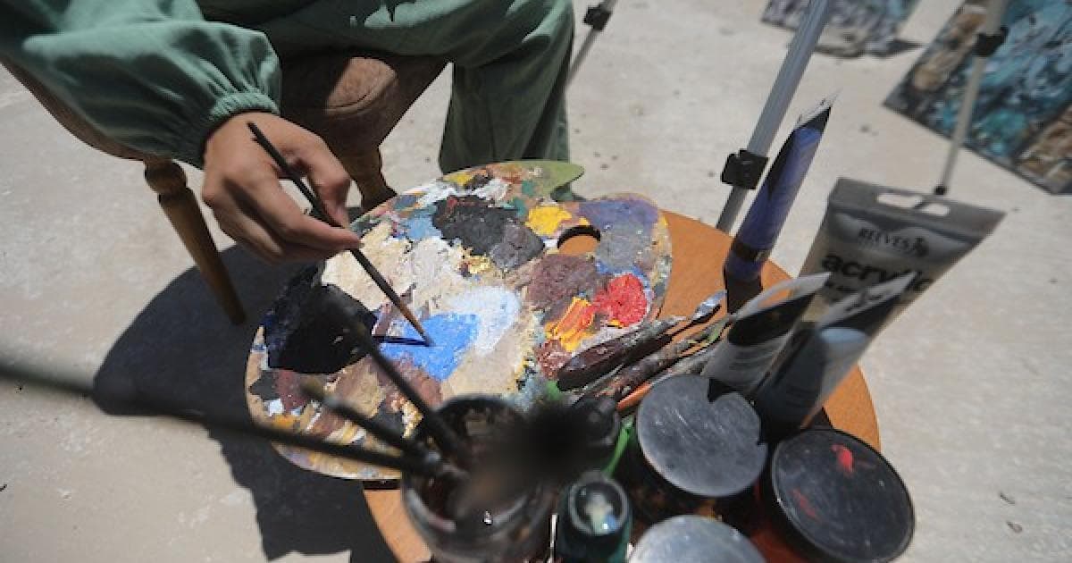 جانا محمود ترسم على منزل عائلتها في شمال غزة
