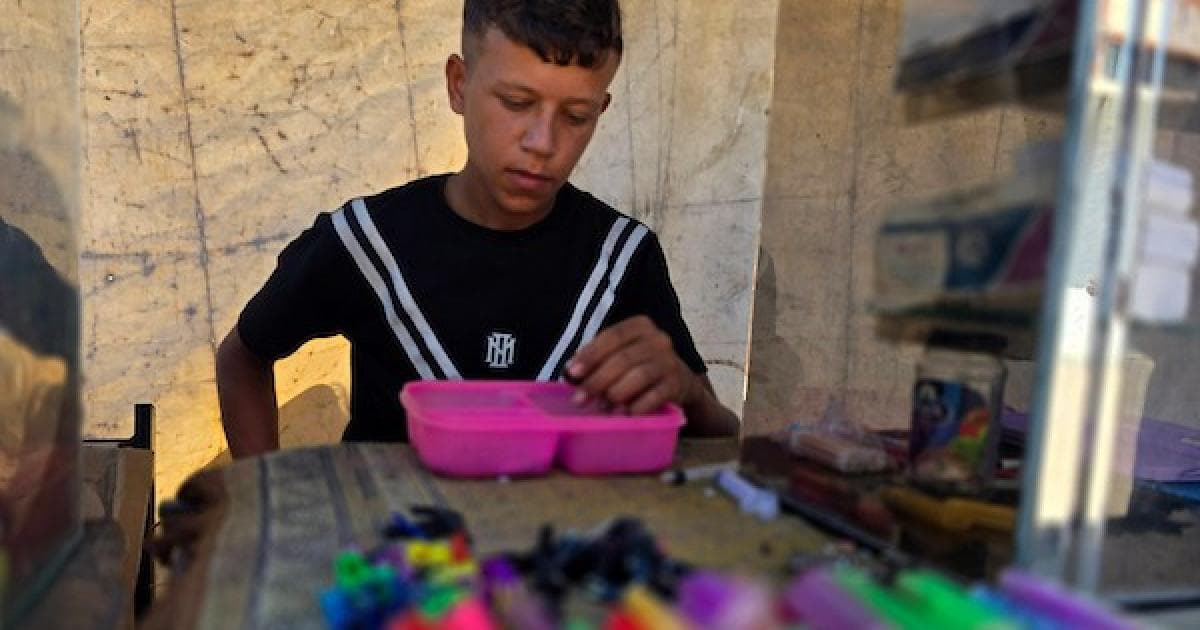 فلسطيني يصلح ولاعات داخل ورشة في خان يونس