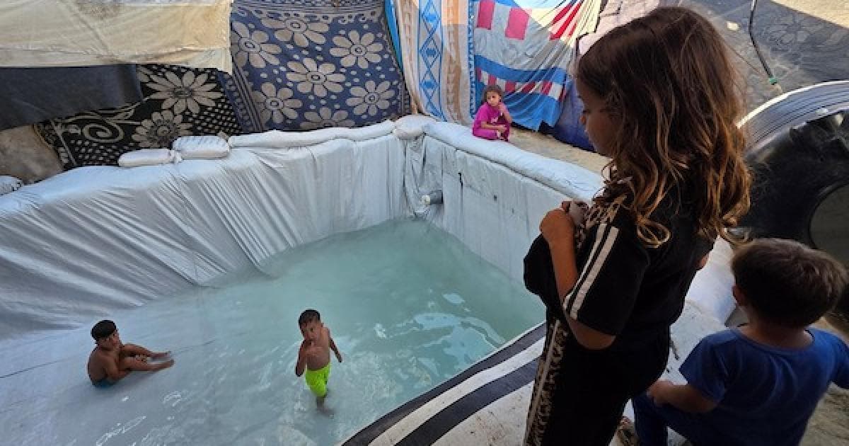 Palestinian creates pool for children amid heat