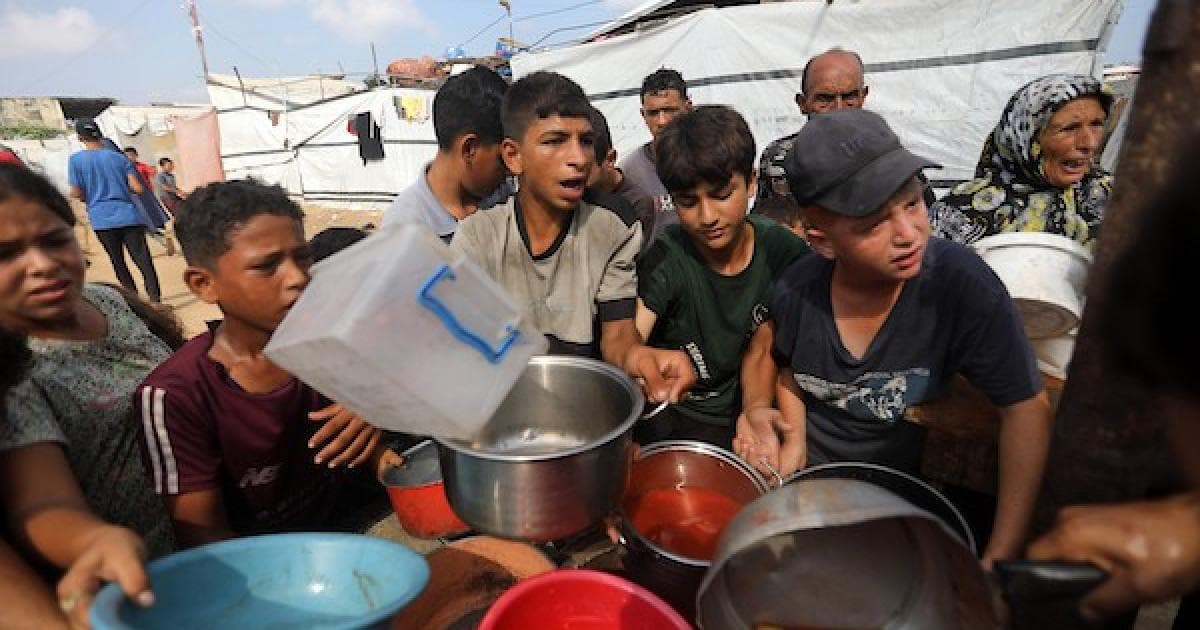 توزيع وجبات مجانية في مخيم جباليا
