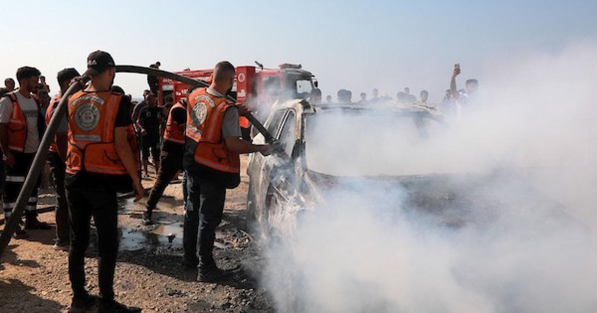 إخماد حريق بسيارة في غزة بعد غارة إسرائيلية