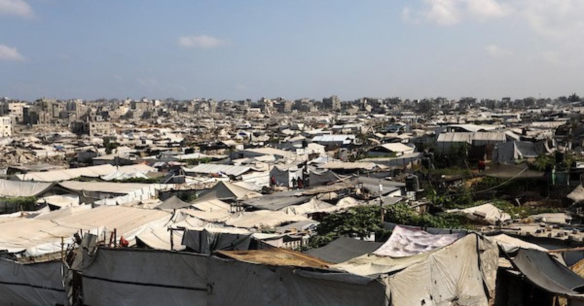خيام فلسطينية قرب منازل مدمرة بغزة