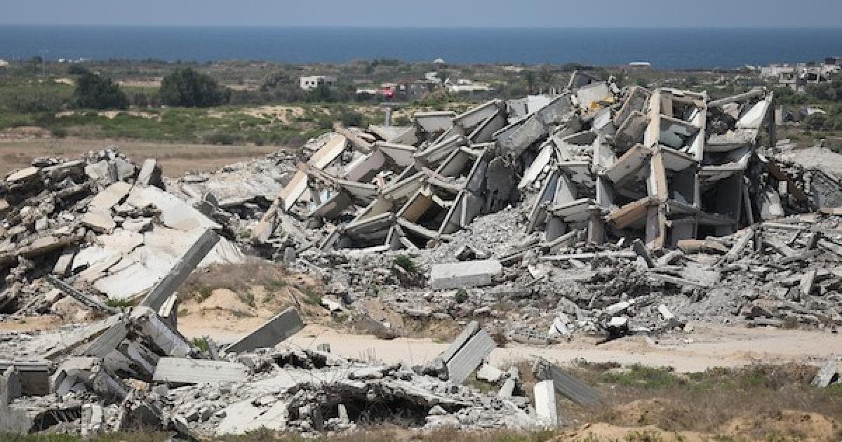 فلسطينيون يتجولون بين أنقاض غزة