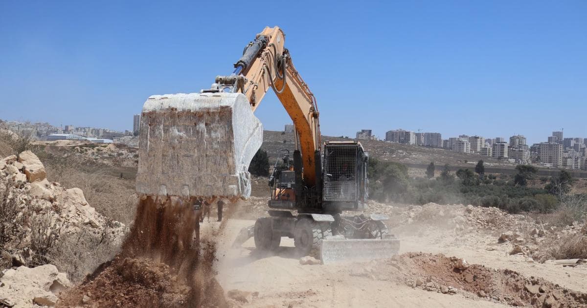 سلطة جودة البيئة تغلق مكب في قلنديا بقرار قضائي