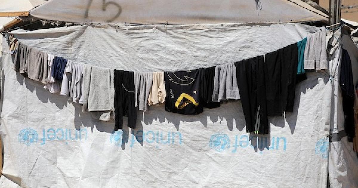 بالصور: أهالي غزة يواجهون معاناة غسيل الملابس