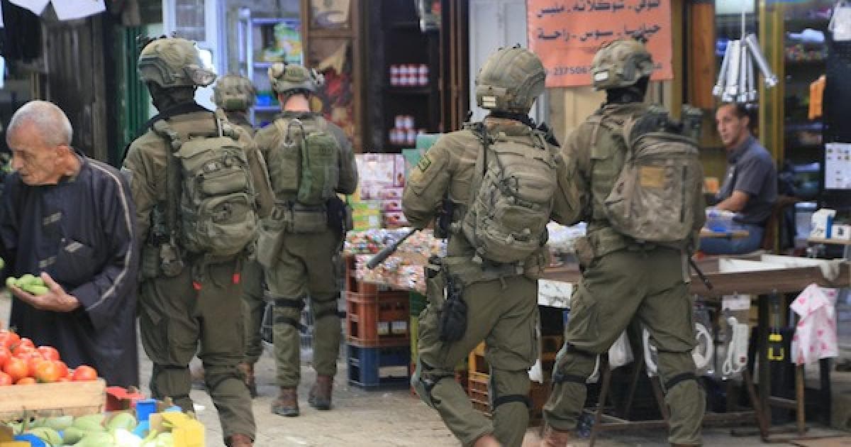جنود إسرائيليون في سوق نابلس