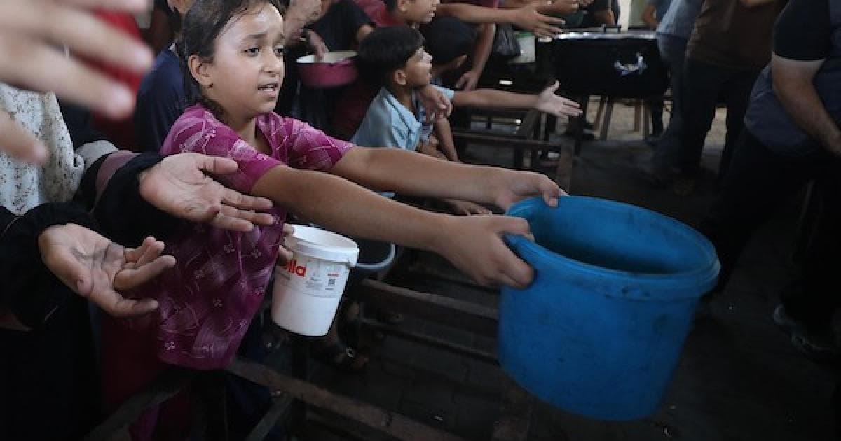 تجمع فلسطينيون لتلقي مساعدات في مخيم النصيرات