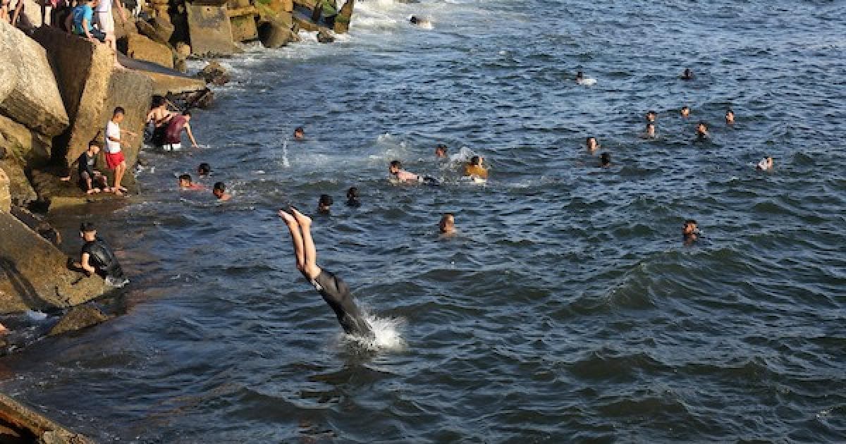 صور: لحظة سلم على شاطئ غزة