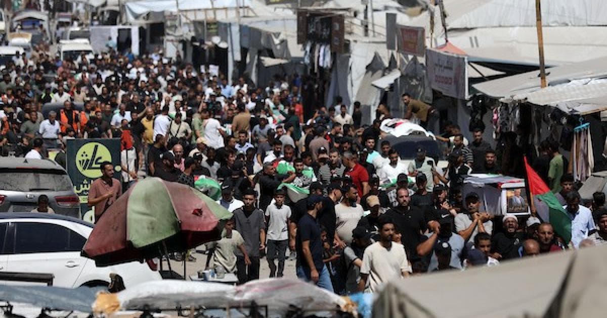 غزة تدفن 50 فلسطينيا من تحت الأنقاض