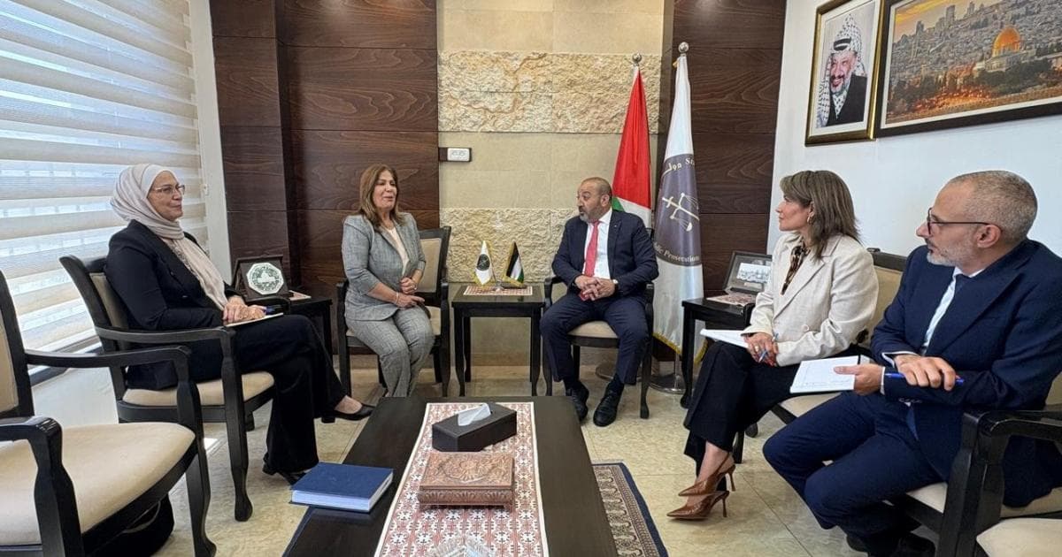 الوزيرة الخليلي والنائب العام يناقشان تعزيز حماية المرأة