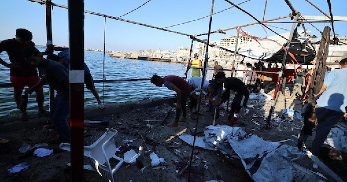 فلسطينيون يتجمعون بعد غارة إسرائيلية بغزة