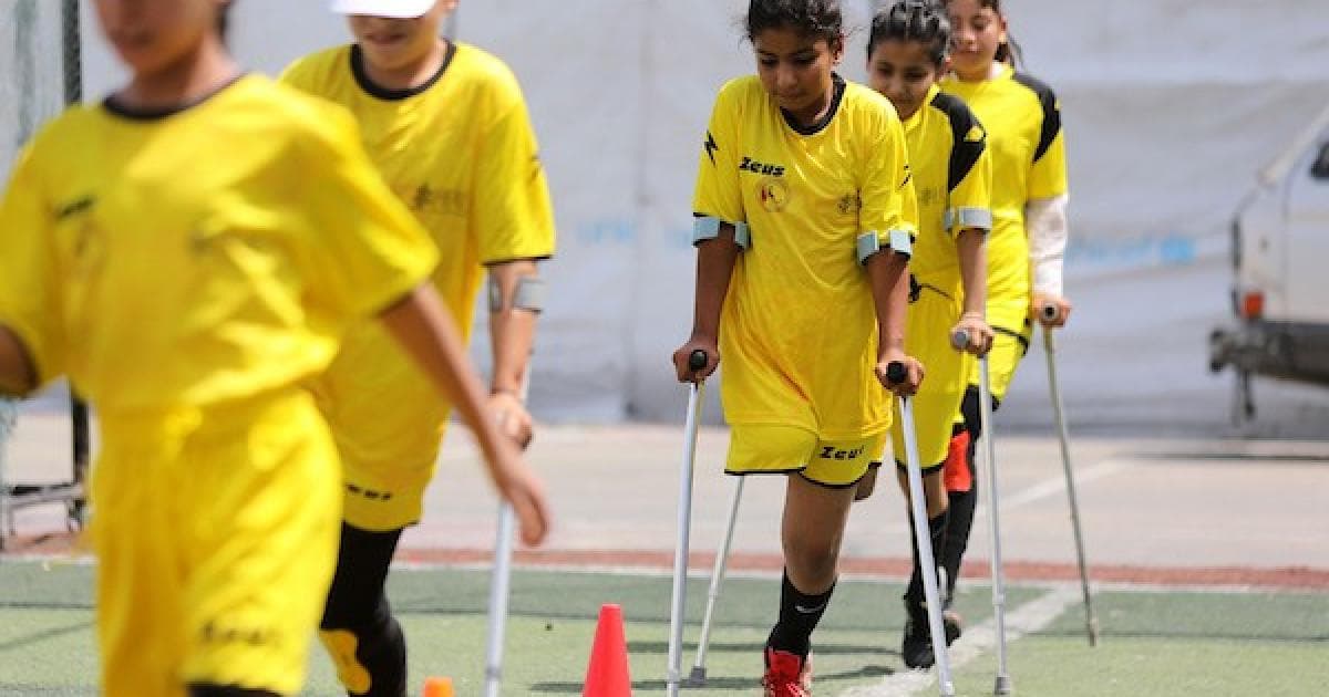 أطفال فلسطينيون من ذوي الإعاقات يتدربون على كرة القدم في غزة