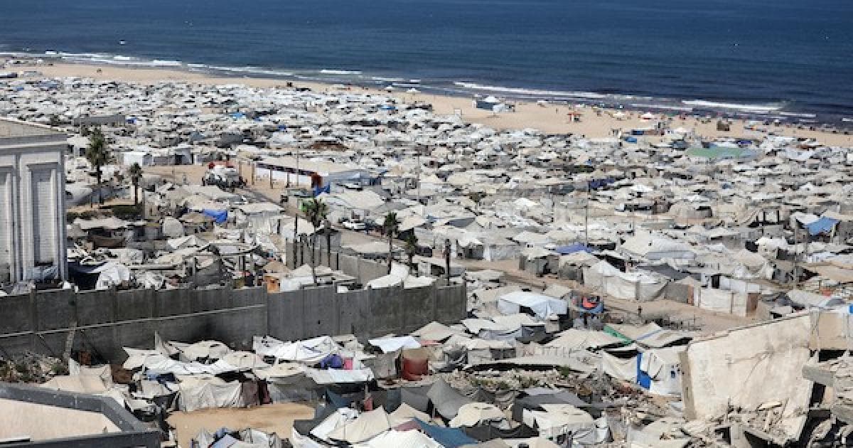 خيام نازحين فلسطينيين على شاطئ غزة