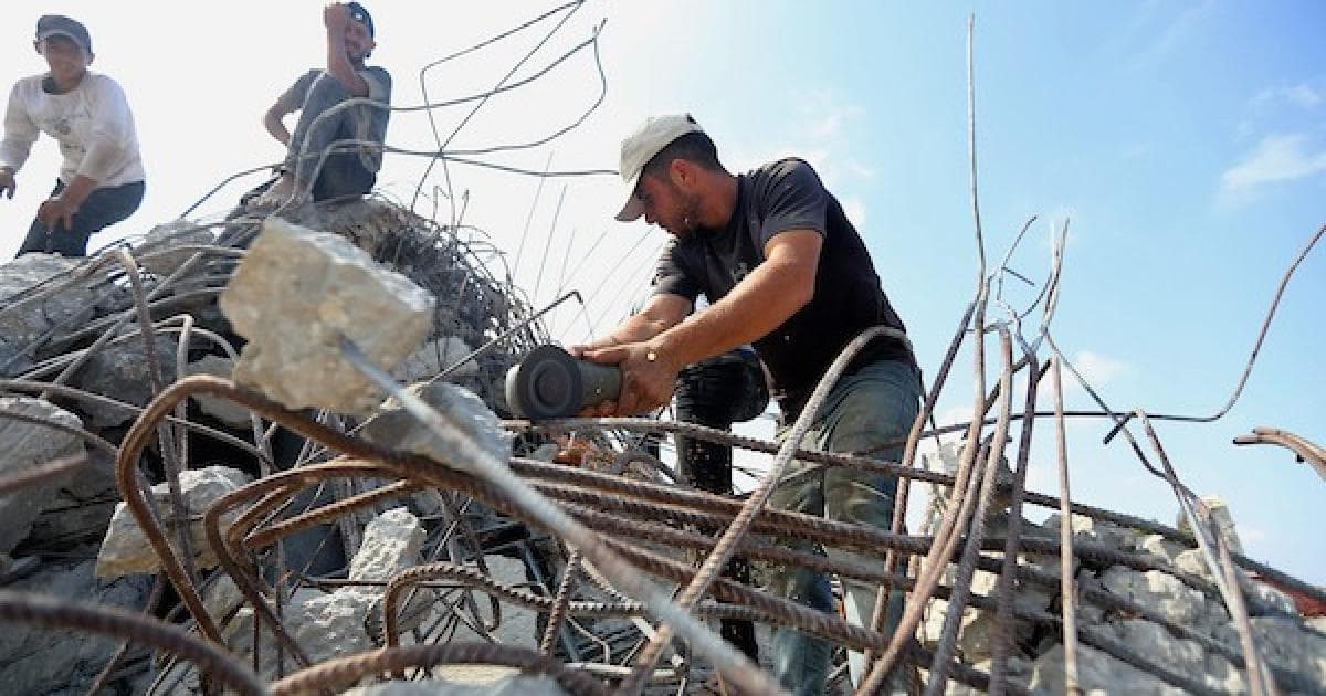 عمال فلسطينيون يعيدون استخدام الحديد من أنقاض غزة