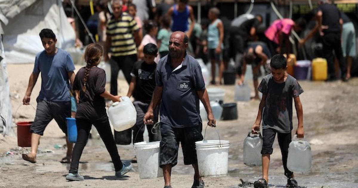 Gaza IDPs Seek Water Amid Heat
