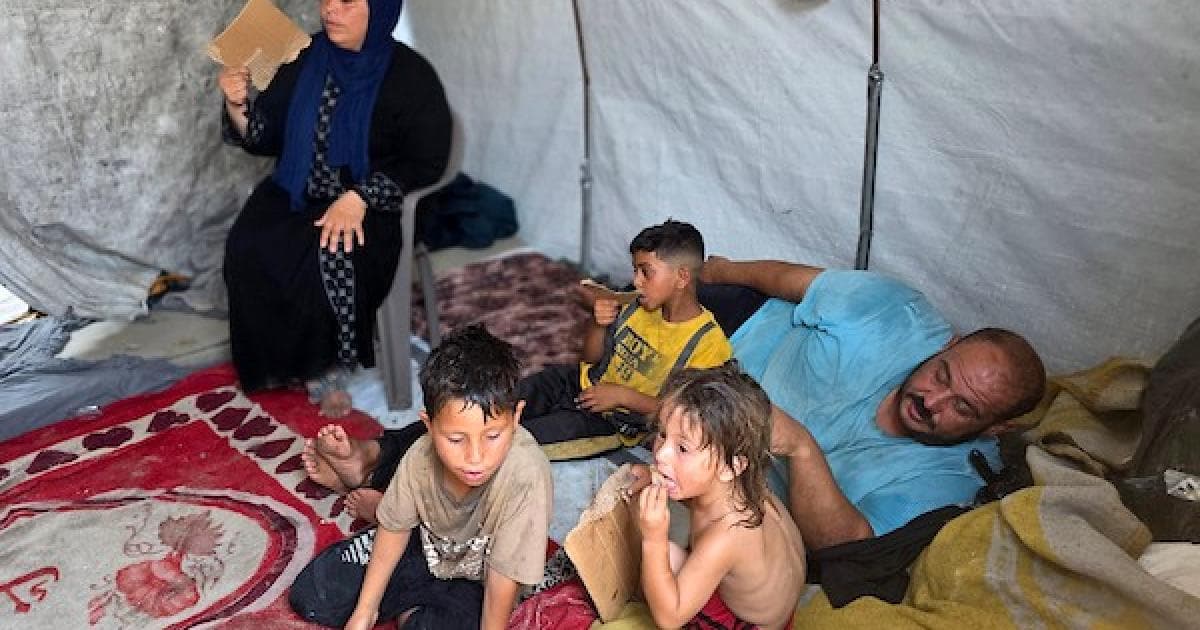 عائلة تكافح في خيمة وسط موجة حر
