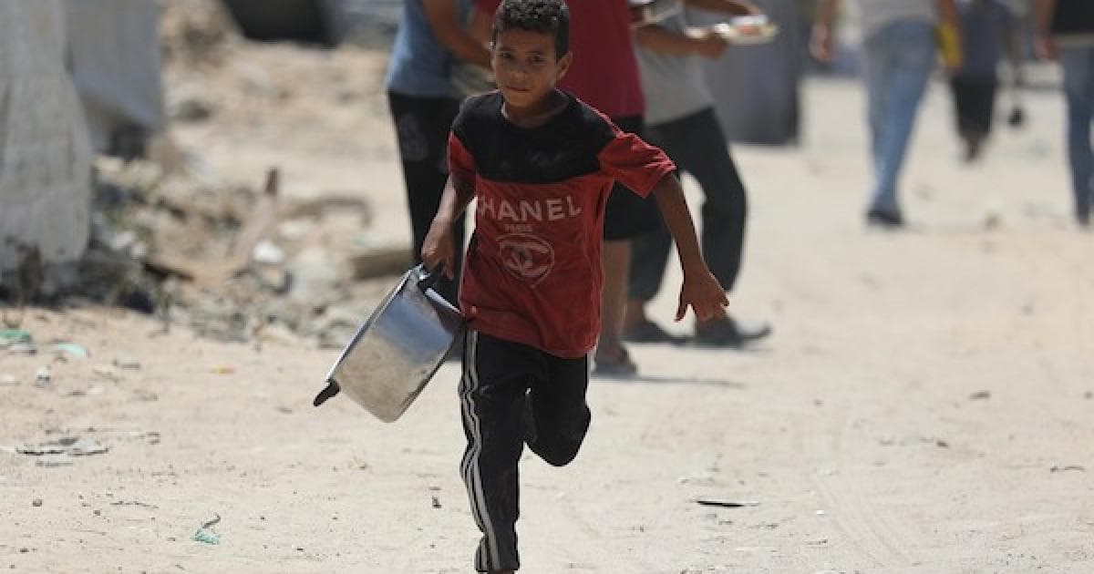 نازحون فلسطينيون ينتظرون الطعام في غزة