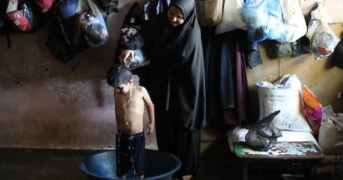 فلسطينيون يواصلون اللجوء في مدرسة بمخيم النصيرات