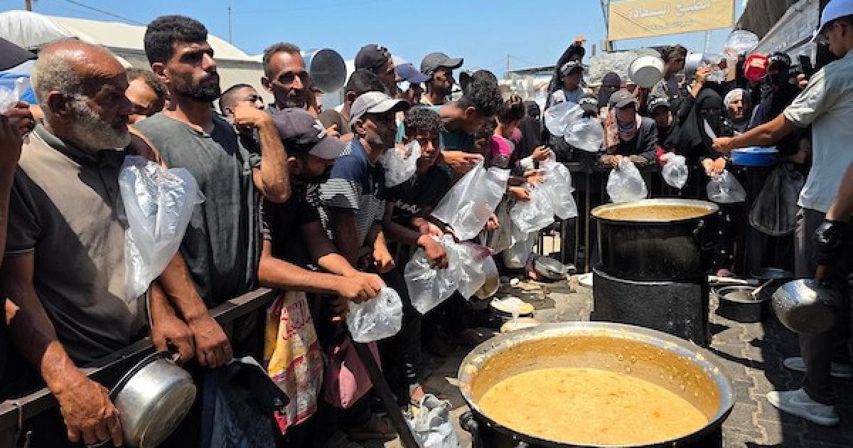طوابير الطعام تبرز معاناة غزة