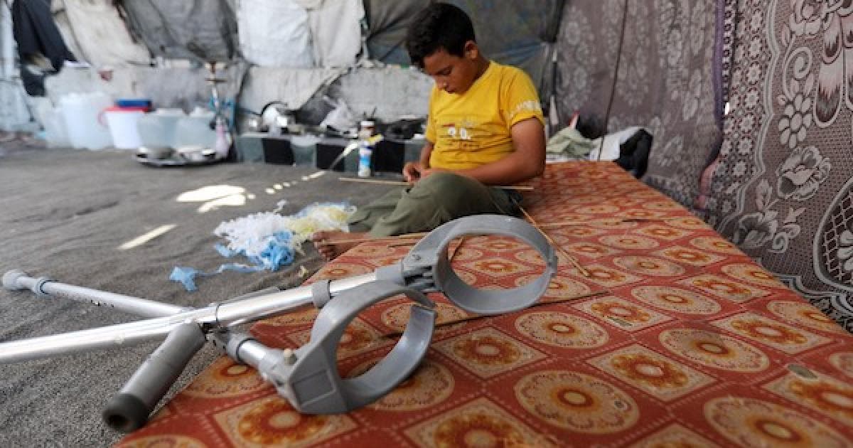 عمر يصنع لأطفال غزة عيدا جديدا