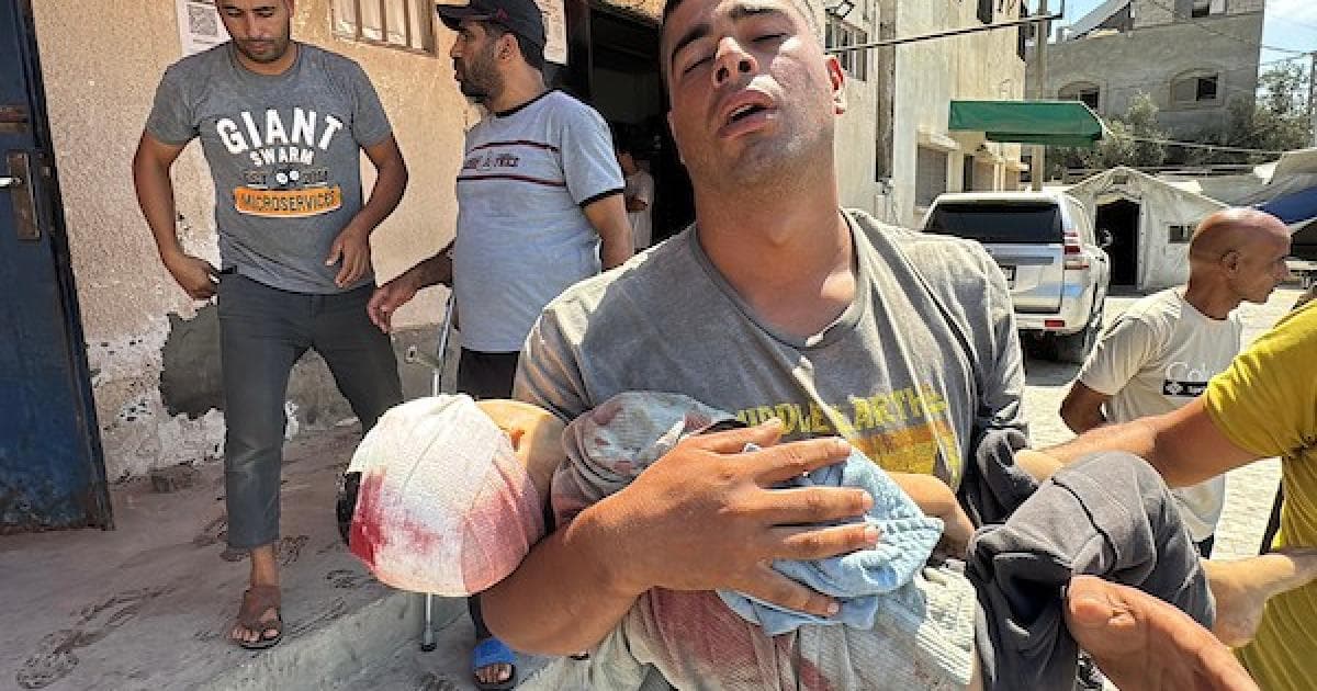 وداع طفل في مستشفى الأقصى بدير البلح