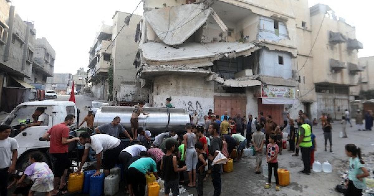 فلسطينيون ينتظرون المياه شرق غزة