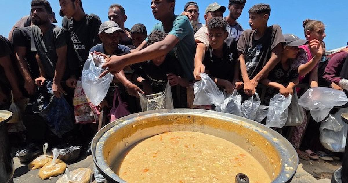 فلسطينيون ينتظرون الطعام في خان يونس
