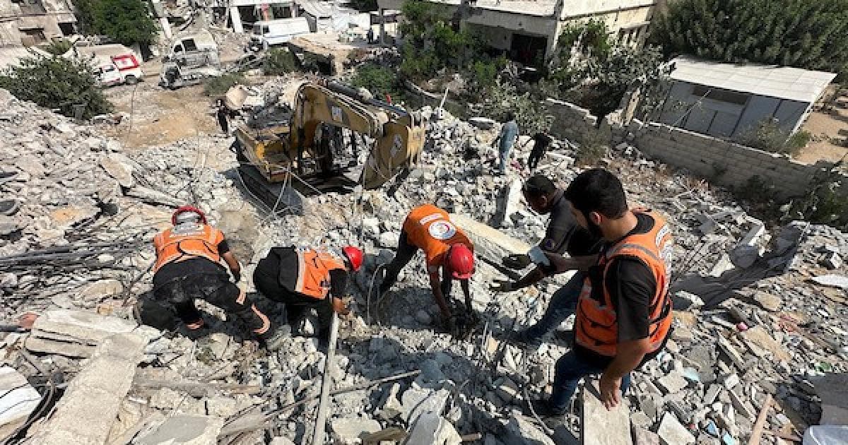 انتشال جثث من تحت أنقاض في غزة