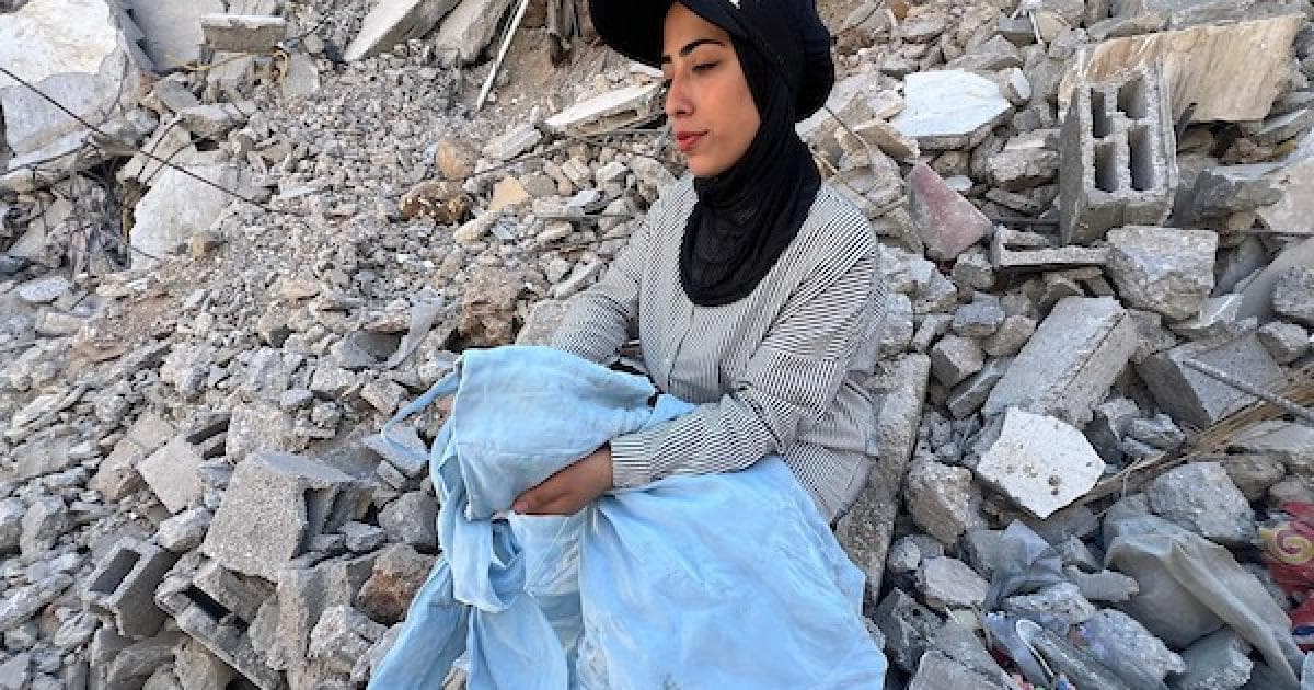 زفاف مؤجل على أنقاض المنزل
