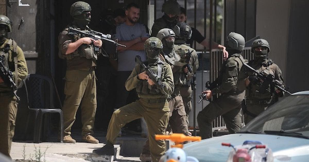 Israeli troops conduct raid in Askar camp