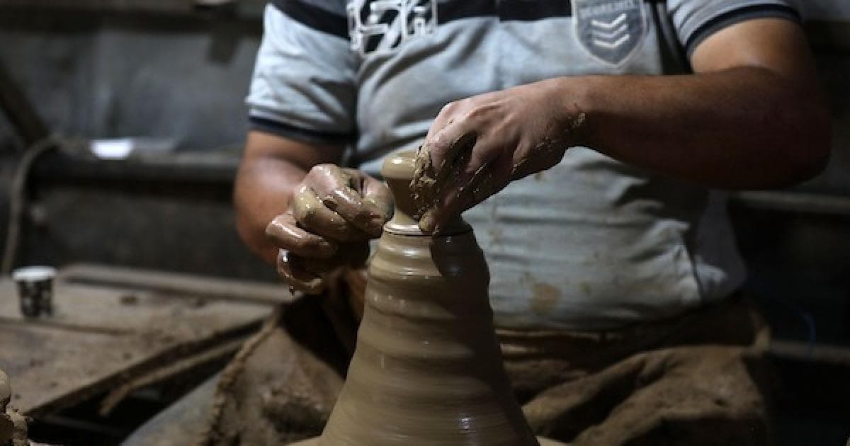 فلسطينيون يصنعون الفخار يدويا في غزة